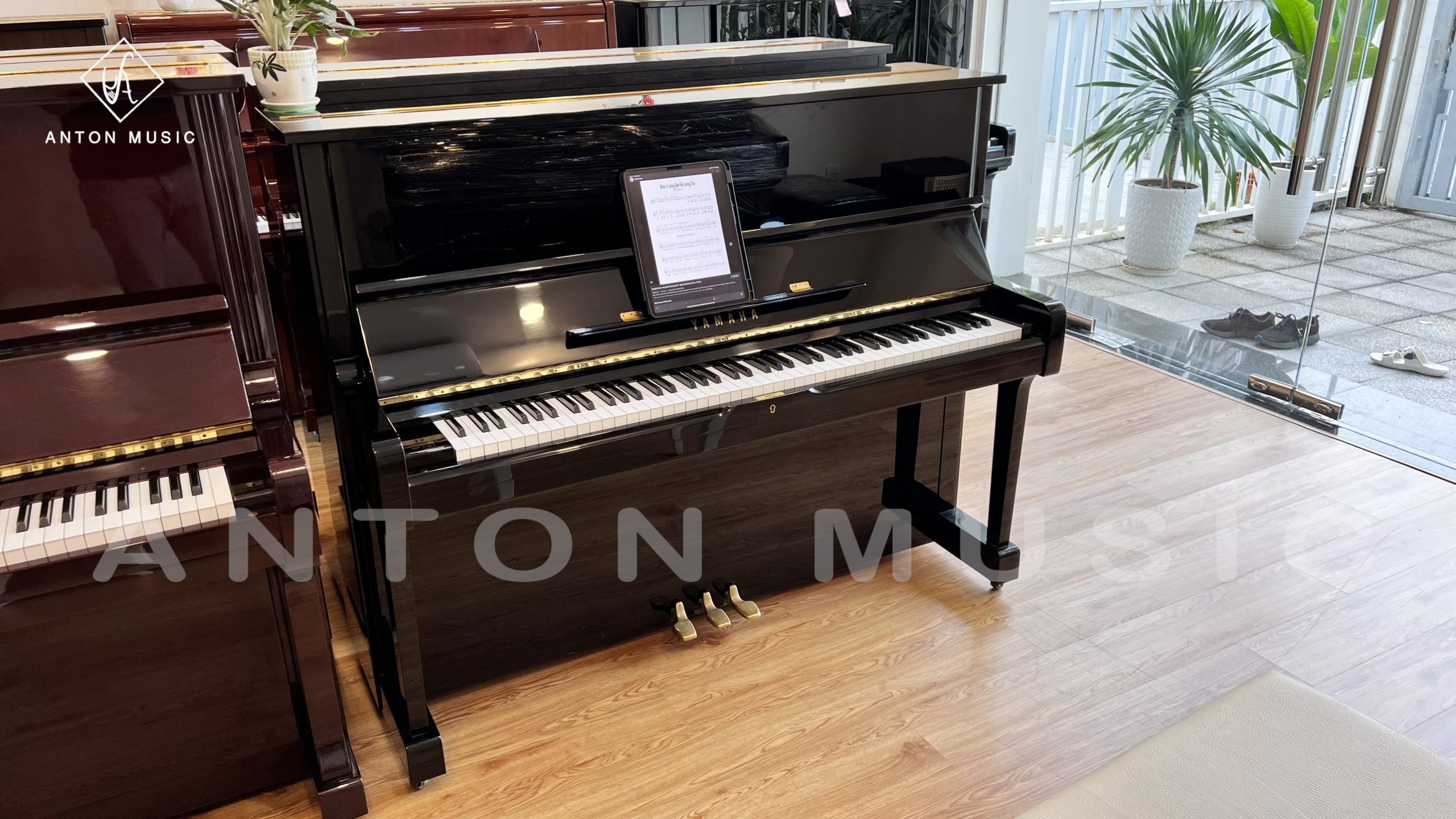 Piano Cơ Yamaha U1H đen bóng sang trọng