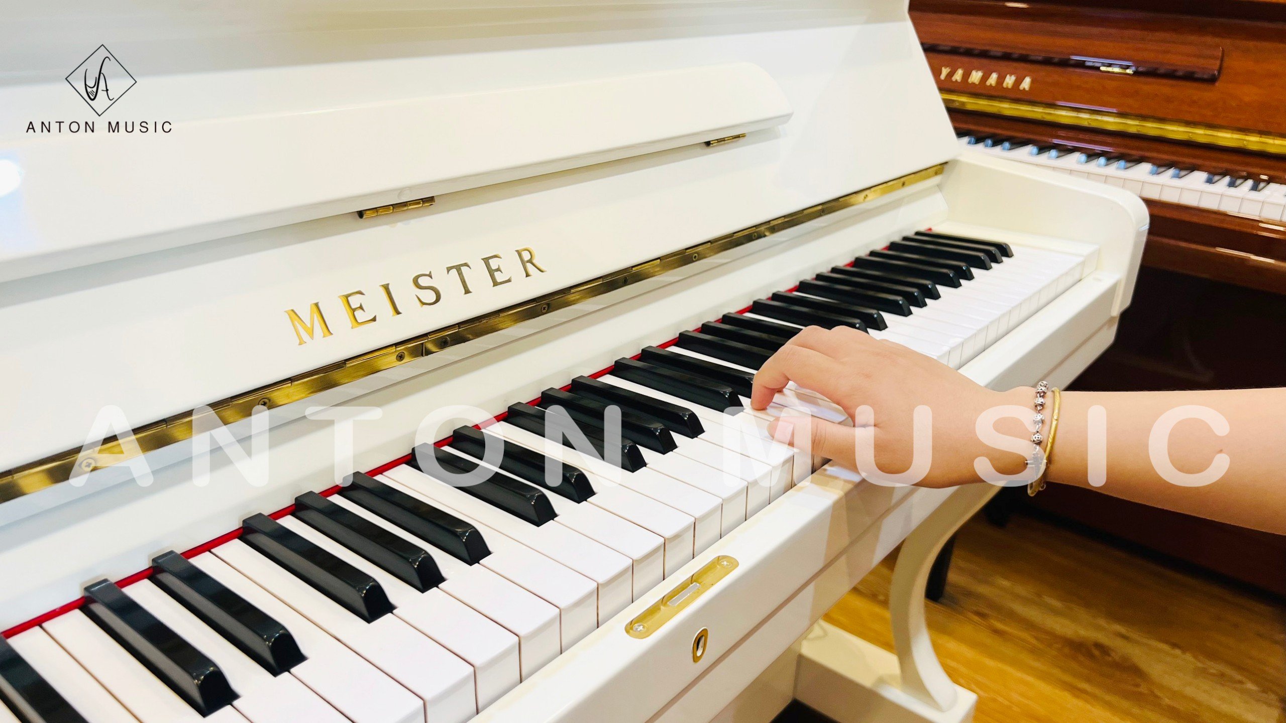 Đàn piano cơ màu trắng